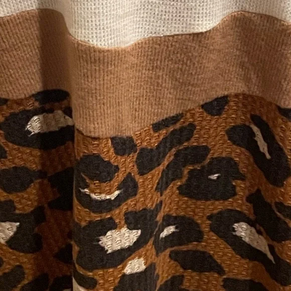 Rae Leopard Print Top Size Medium - Picture 3 of 3